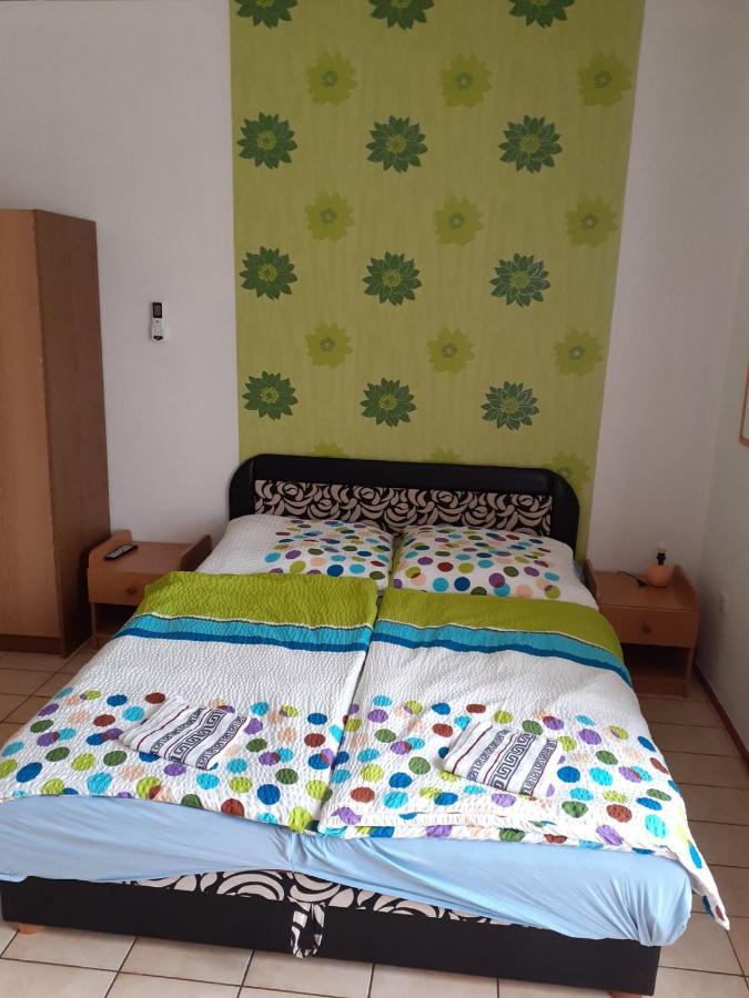 Lajtos Vendeghaz Hotel ไฮจ์ดุสโซบอสโล ภายนอก รูปภาพ