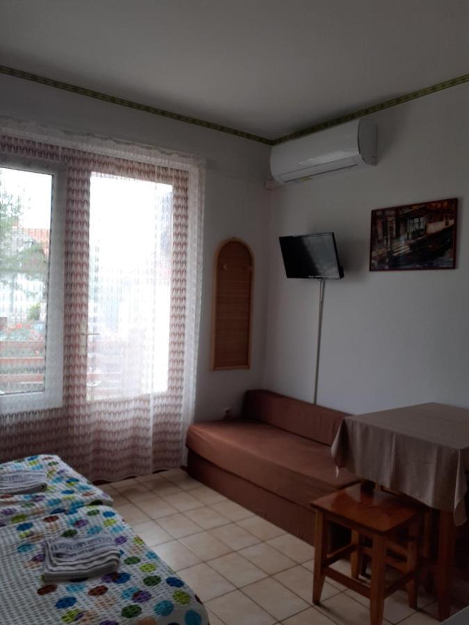 Lajtos Vendeghaz Hotel ไฮจ์ดุสโซบอสโล ภายนอก รูปภาพ